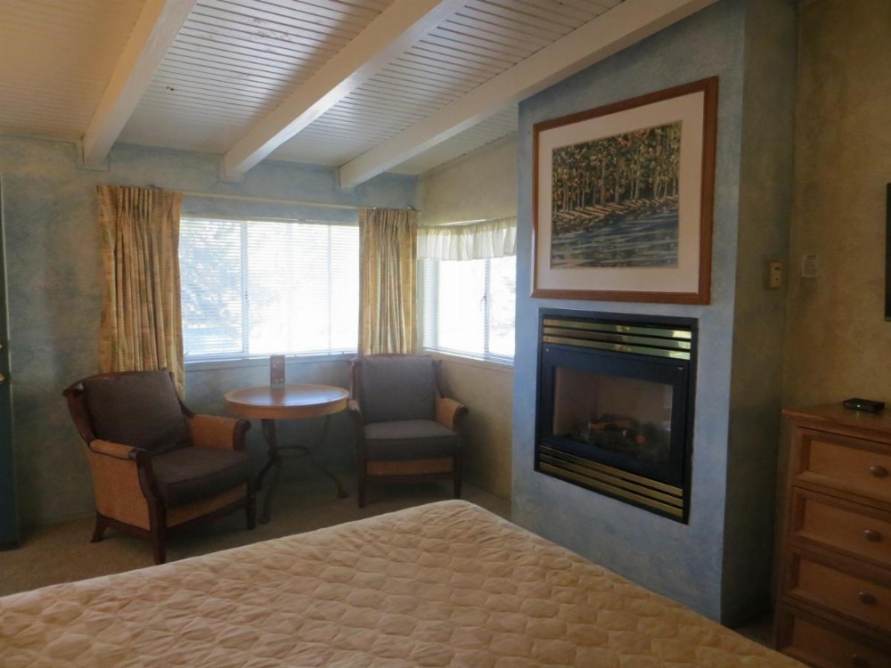 Cedar Inn & Suites Image 11