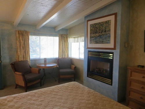 Cedar Inn & Suites image 11
