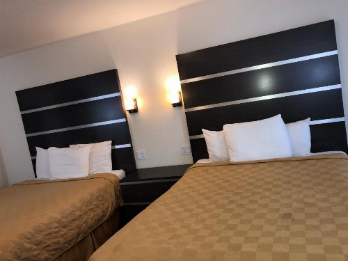 Cedar Inn & Suites image 15