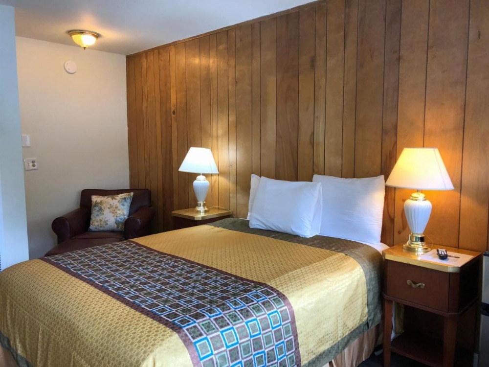 Cedar Inn & Suites Image 25