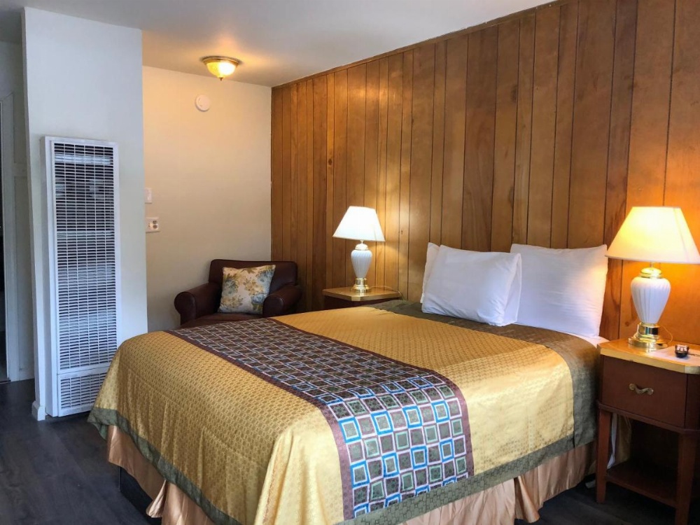 Cedar Inn & Suites Image 26