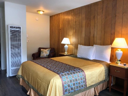 Cedar Inn & Suites image 26