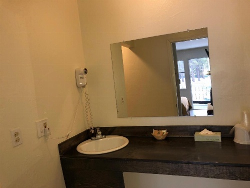 Cedar Inn & Suites image 31