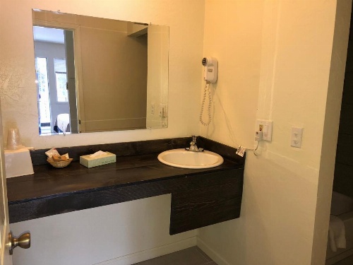 Cedar Inn & Suites image 35