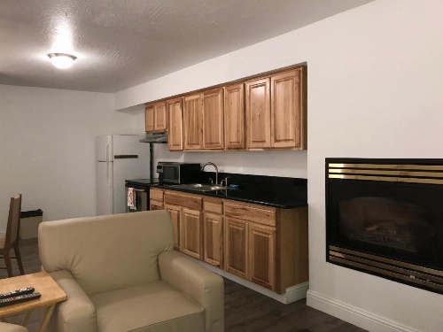 Cedar Inn & Suites image 41