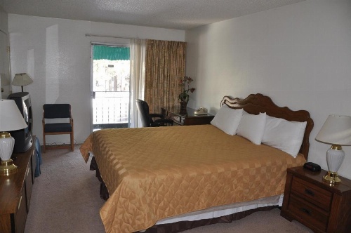Cedar Inn & Suites image 43