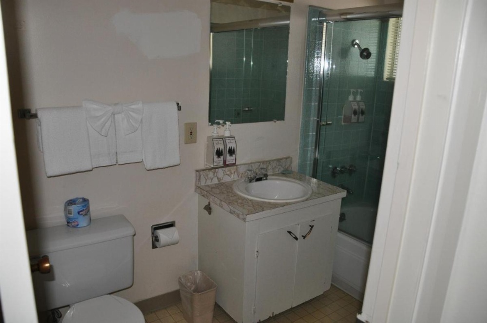 Cedar Inn & Suites Image 44