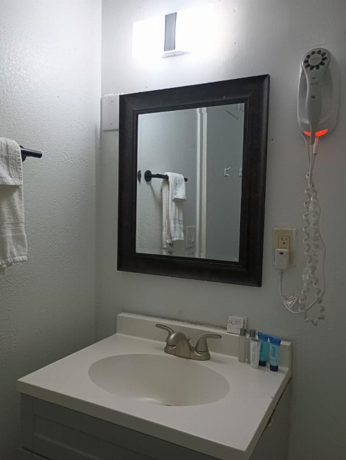 Cedar Inn & Suites image 6